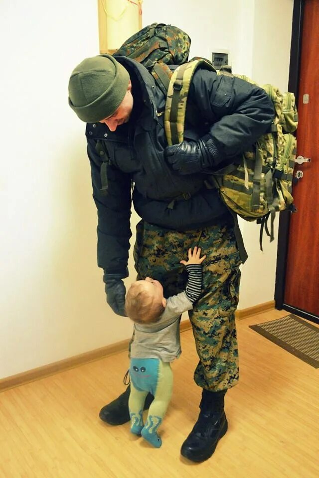 Спецназовец с ребенком. Спецназовец обнимает. Спецназ с сыном. Солдат обнимает ребенка.