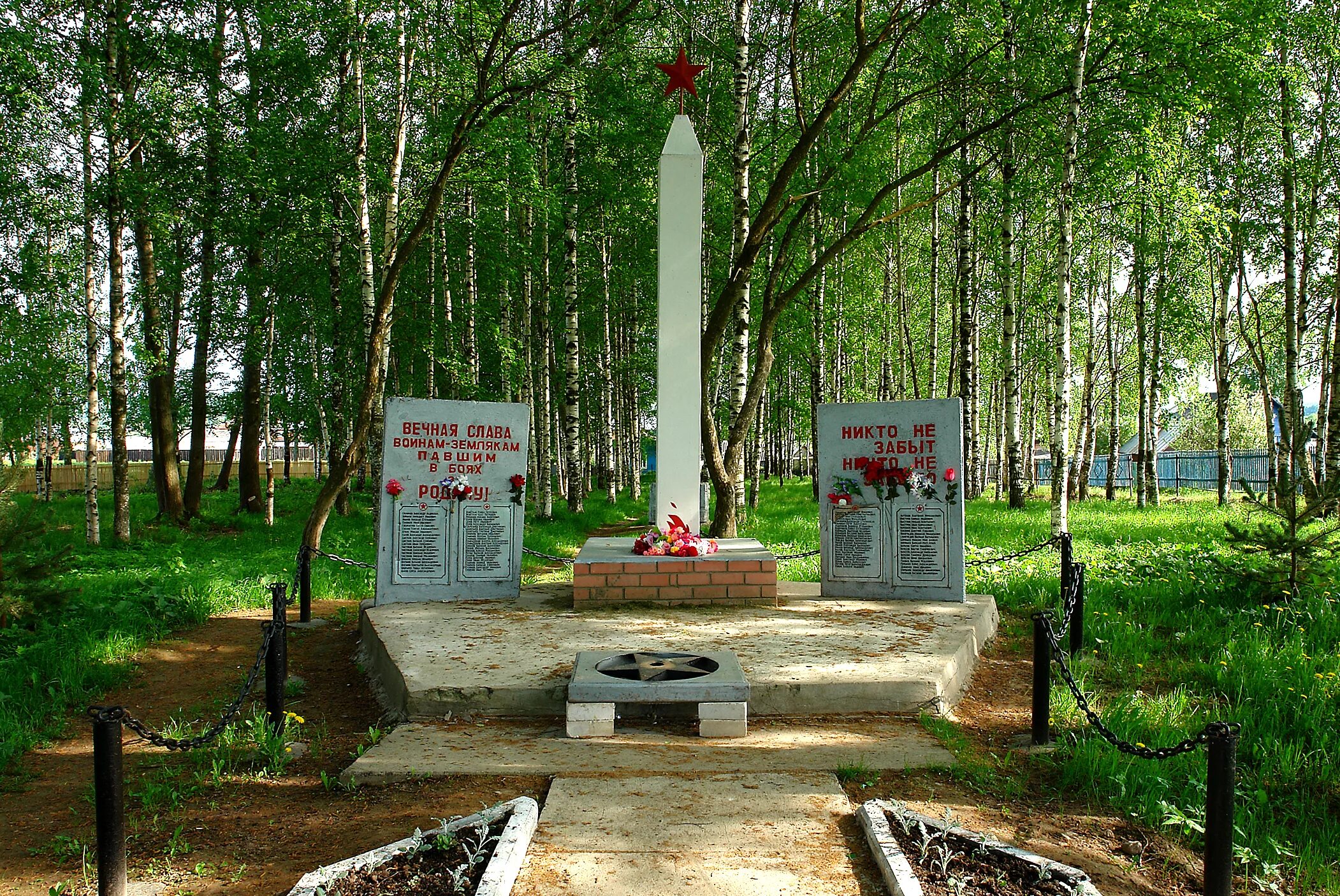 обелиски в поселках. памятник в д. обелиск героям великой отечественной войны. снятиново александровского района памятник обелиск. обелиски в поселках.