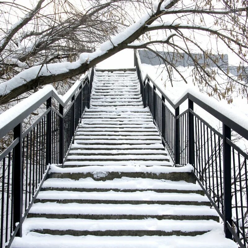 Зимние ступени. Зимняя лестница. Лестница ступени в снегу. Ступеньки в гору снег. Снежные горы с ступеньками.