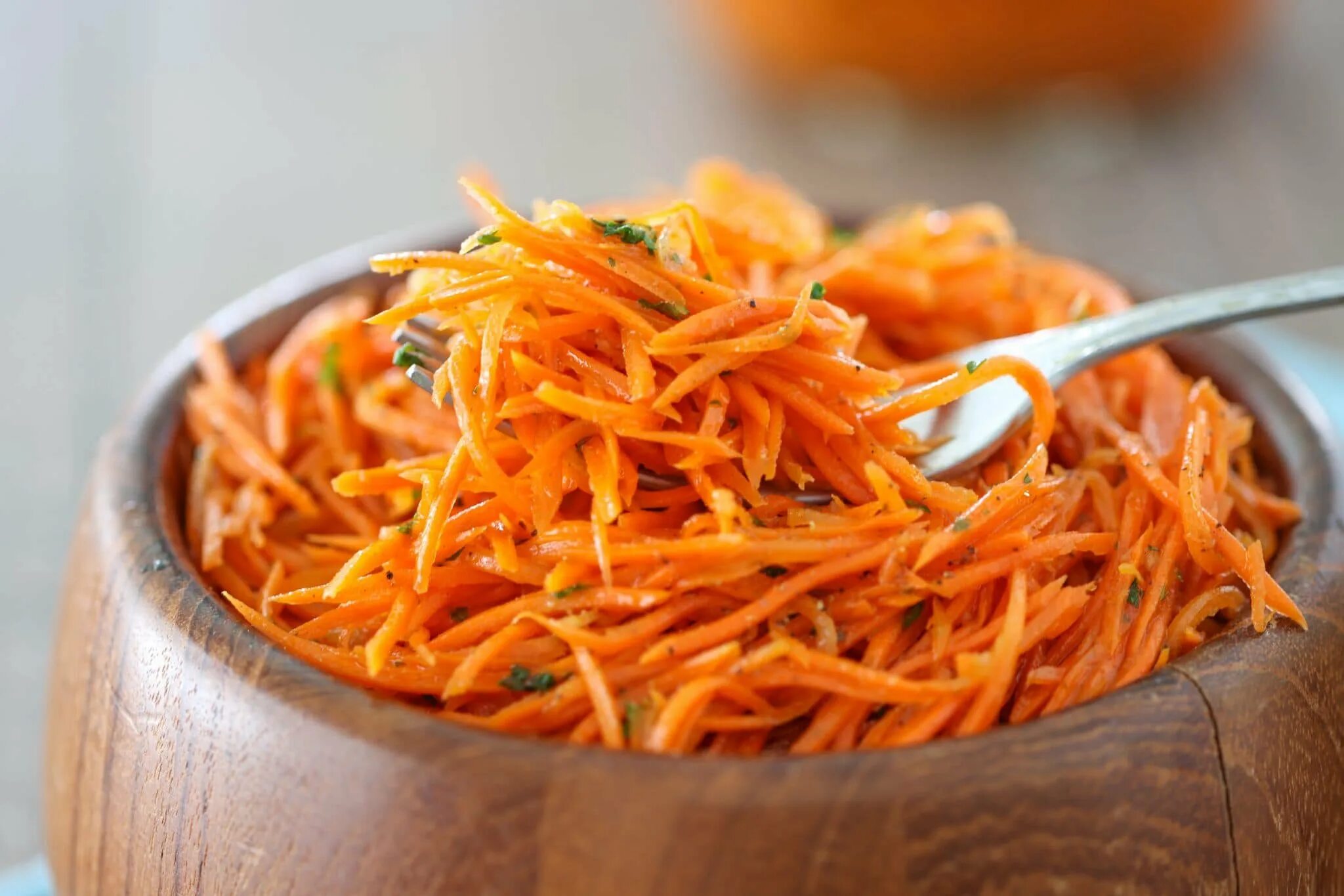 Морковный салат с яблоком. Чем заправляют морковь. Салат из морковки. Салат из корейской моркови. Морковка полезная для похудения.