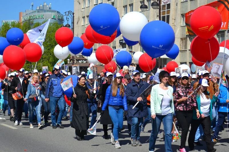 5 мая выходит. Шествие с шарами. Праздничное шествие с воздушными шарами. С воздушными шарами на демонстрации. Демонстрация с воздушными шариками.