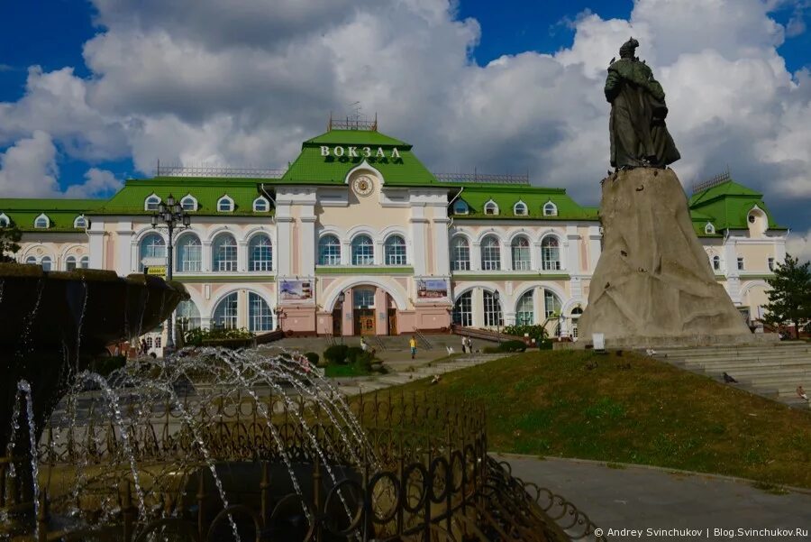 Привокзальная площадь Хабаровск. Памятник на ЖД вокзале Хабаровск. Хабарову Привокзальная площадь. Пл вокзальная