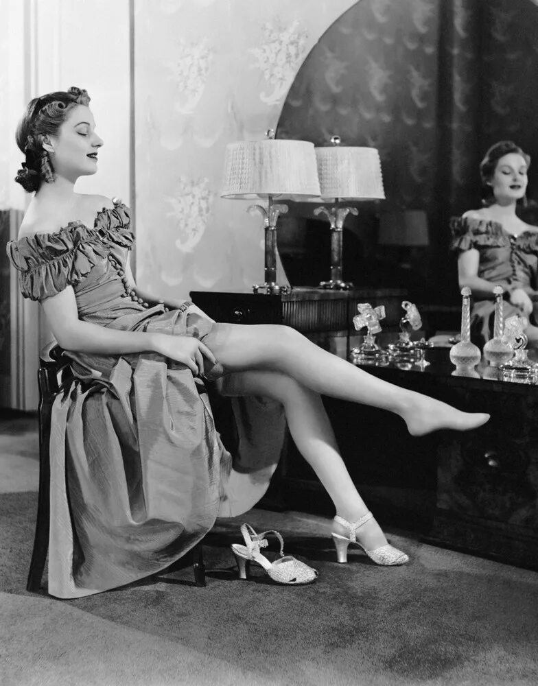 Чулки винтаж. Первые нейлоновые чулки. чулки 1950 х годов. француженки 20 века. чулки 20 века.