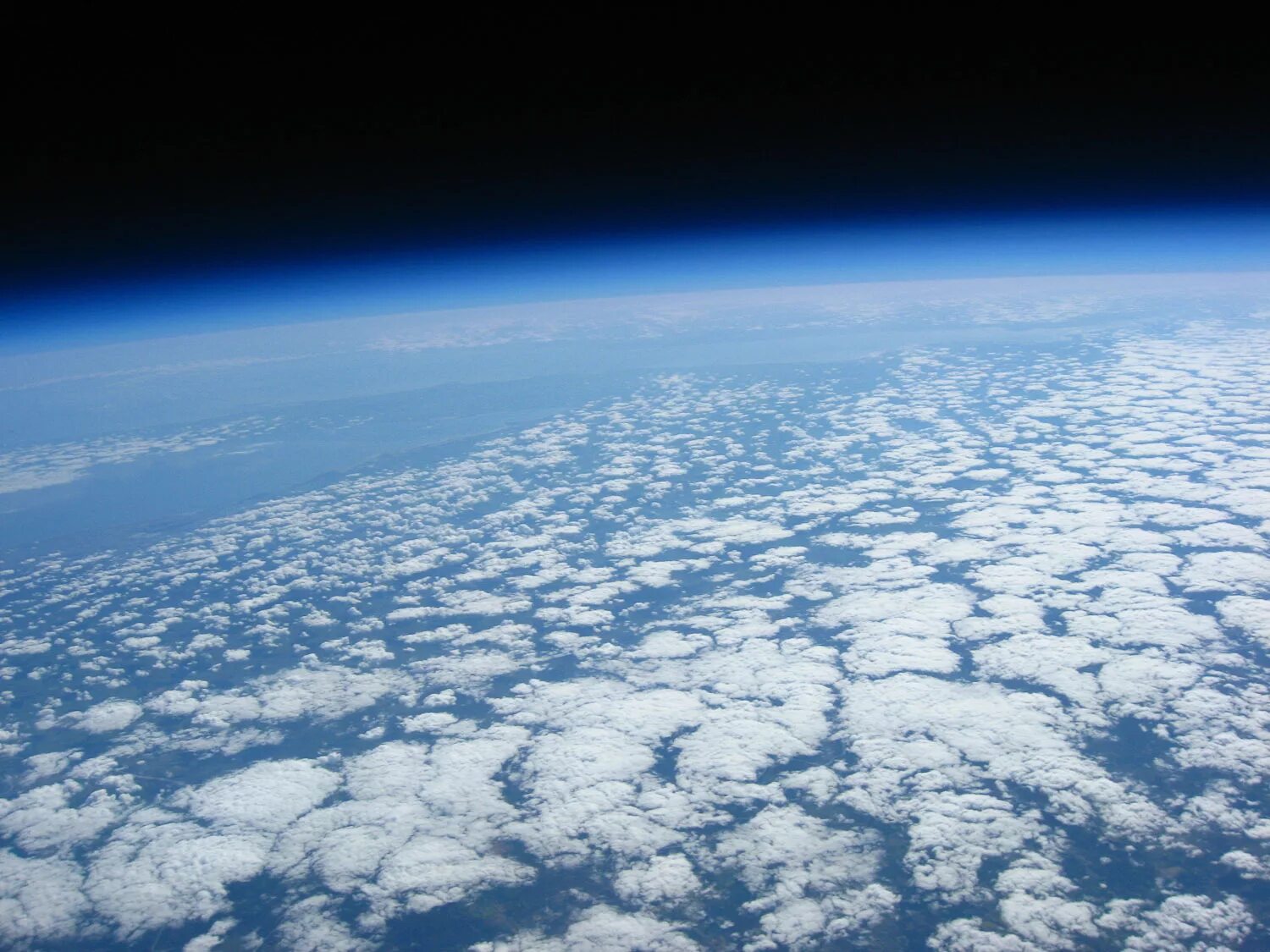 снимок из стратосферы. небо стратосфера. стратосфера картинки. стратосфера перламутровые облака из космоса. в стратосфере наблюдается.