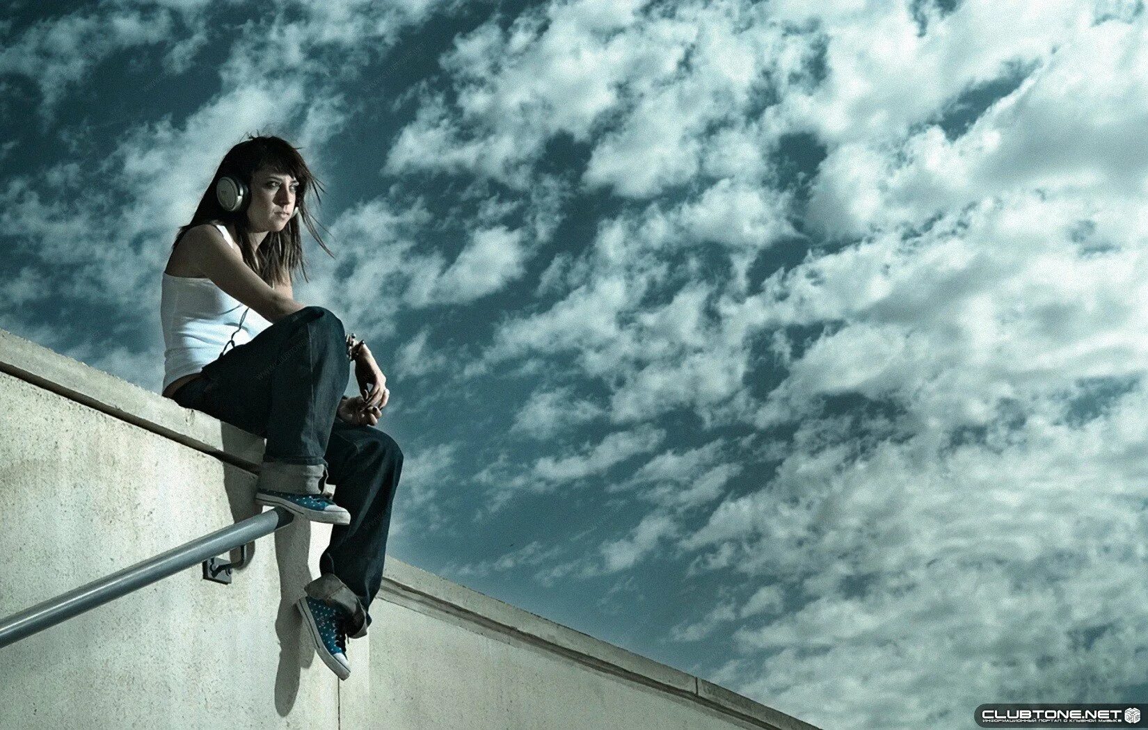 Нужные люди песни слушать. Девушка сидит на крыше свесив ноги. Девушка сидит на крыше.