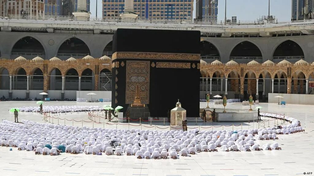 Время мекка саудовская. Заповедная мечеть в Мекке. Заповедная мечеть (Масджид-Аль-харам). Саудовская Аравия Мекка. Мечеть Аль-харам мечети Саудовской Аравии.
