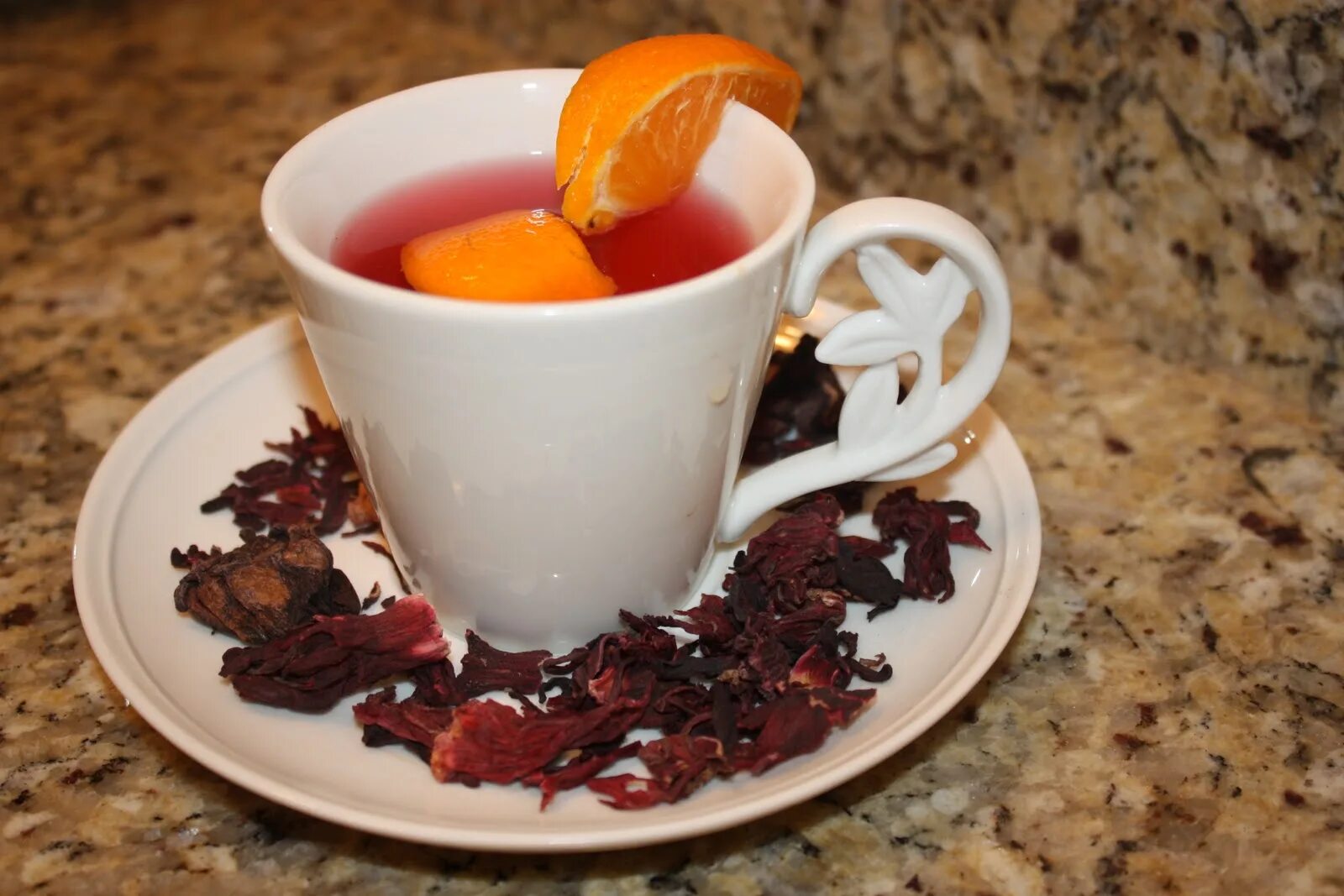 Чай каркаде с апельсином. Чай гибискус апельсин. Чай с каркаде и цитрусовыми.