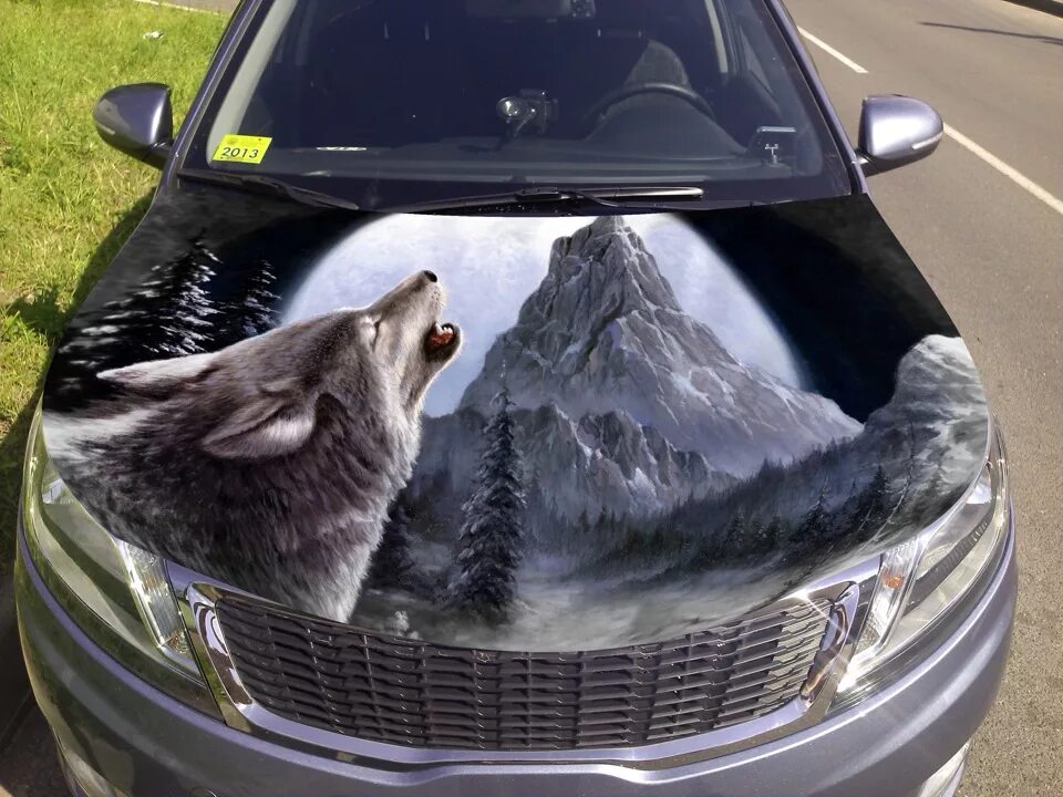 Капот на голове. Волк на капоте. Волк на капоте машины. Наклейка волк на капот. Капот машины.