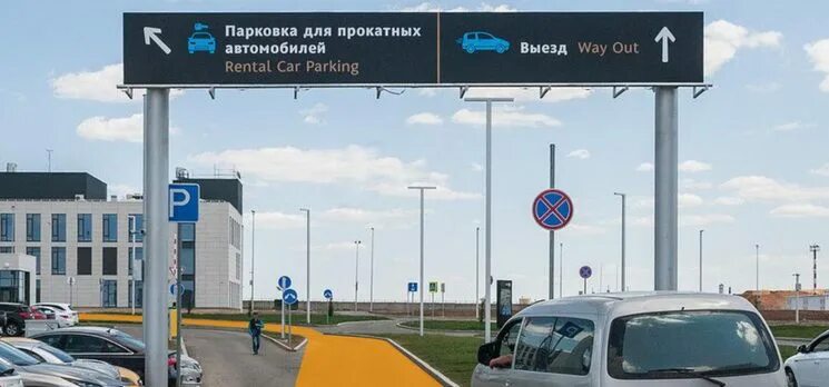 Симферополь платная стоянка. Привоз симферополь. Парковка центральный рынок. Парковка центральный рынок. Шлагбаум аэропорт.