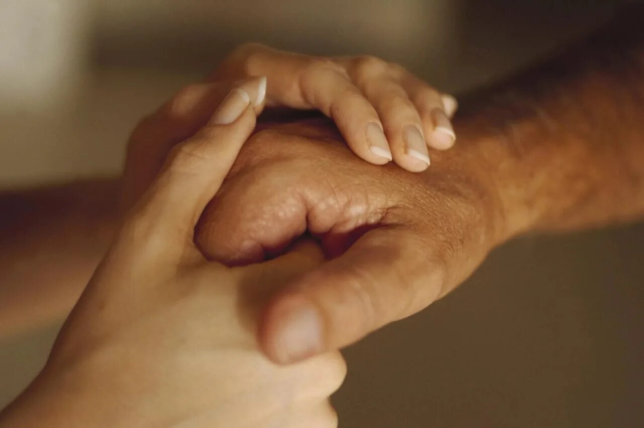ладони матери. целует руку. мамины прикосновения. мамины руки.