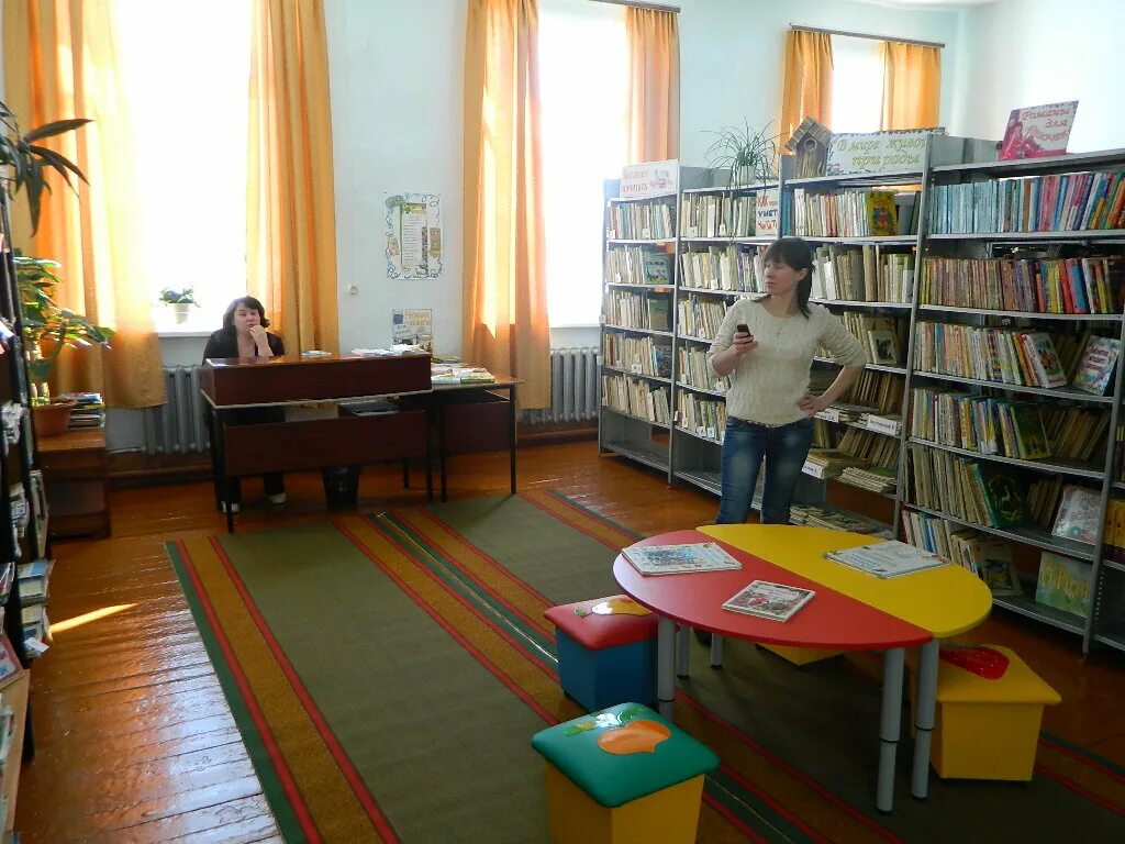 Мкук малмыжская цбс. Библиотека на октябрьской. Первомайская цбс. Первомайская центральная районная библиотека. Первомайская цбс.
