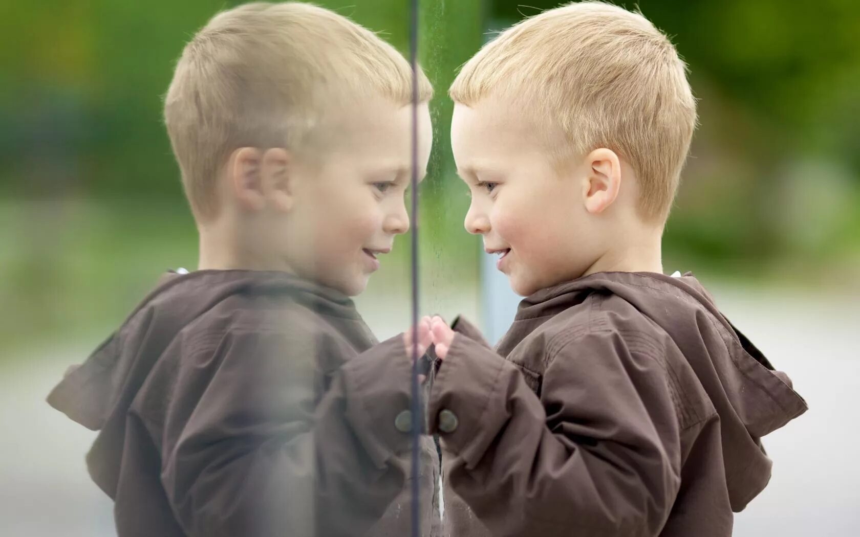 Покажи как можно. Зеркало для детей. Мальчик смотрится в зеркало. Отражение ребенка в зеркале. Мальчик в отражении зеркала.