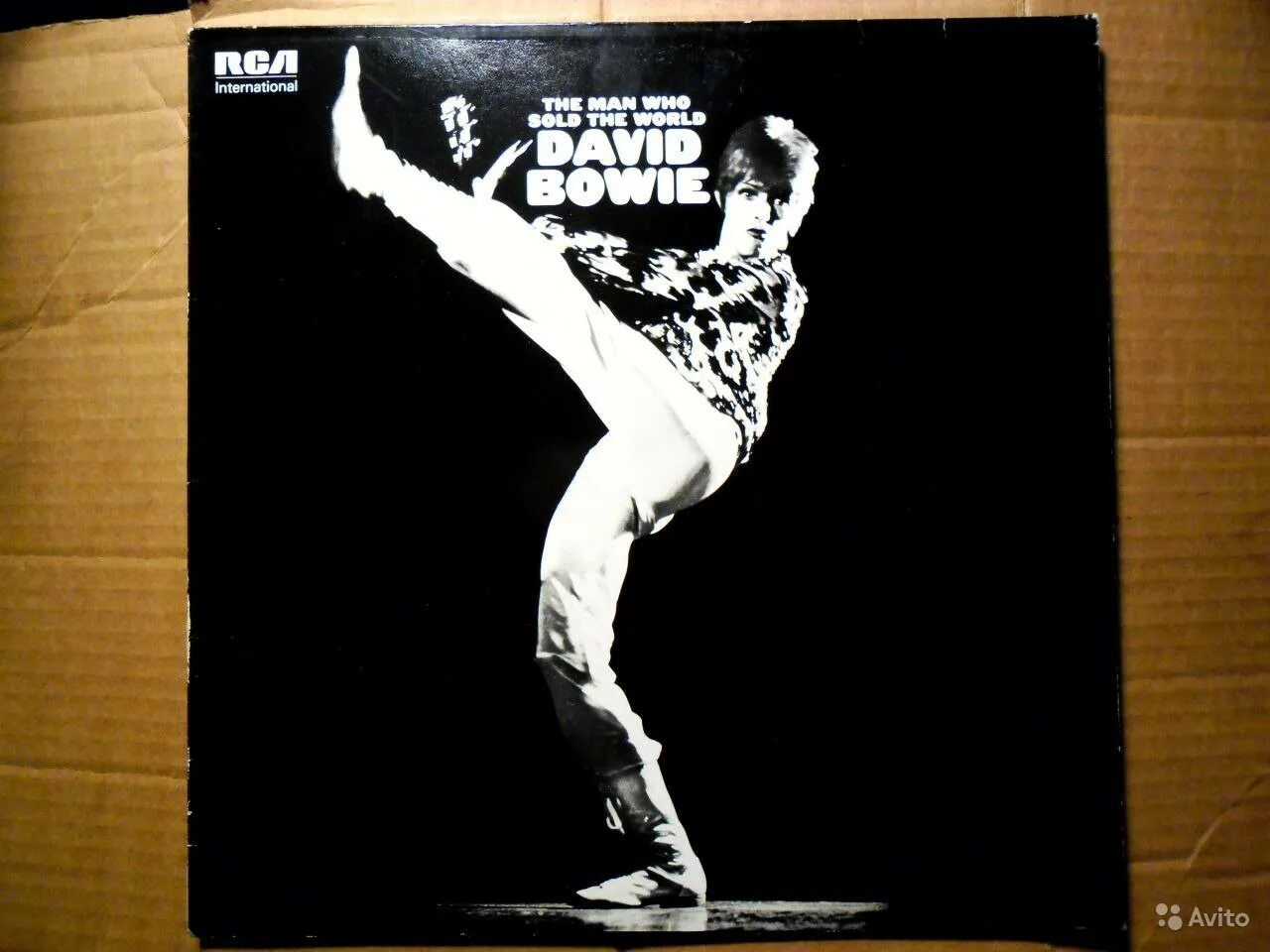 David bowie the man who sold the world обложка. "the world of david bowie" 1970 обложка. David bowie the man who sold the world 1970. The man who sold the world david. David bowie 1970.