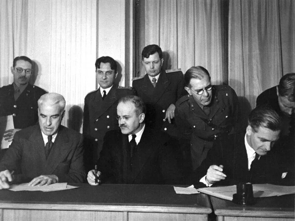 Ялтинская Крымская конференция 1945. ООН Ялтинская конференция. Ялтинская конференция 1945 ООН. Молотов на Ялтинской конференции. Ялтинская конференция это