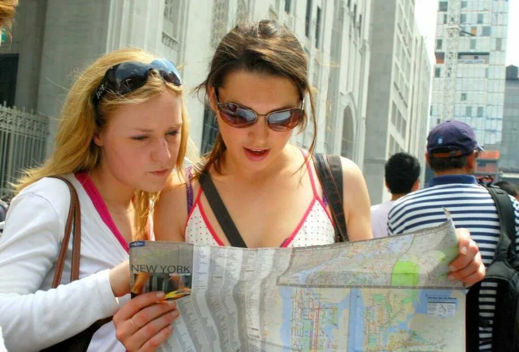 Неопытность туристов чуть. Туристы в Нью Йорке. Туристы плачут. Женщина за границей заблудилась. В Москве туристы всегда путешествуют.