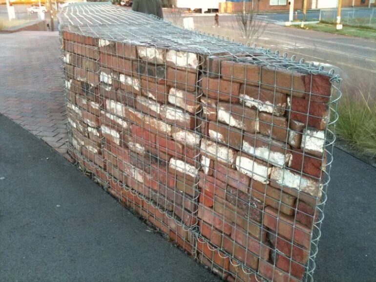 Как можно использовать кирпич. Габионы из кирпича. габионы из битого кирпича. габионы с кирпичом. габионы из красного кирпича.