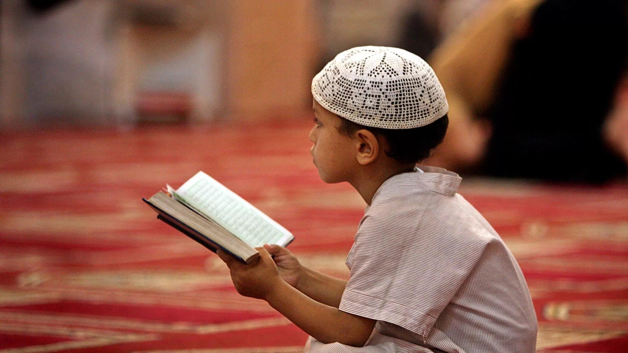 Каран слушает. Дети в мечети. Мусульманские дети в мечети. Мальчик мусульманин молится.