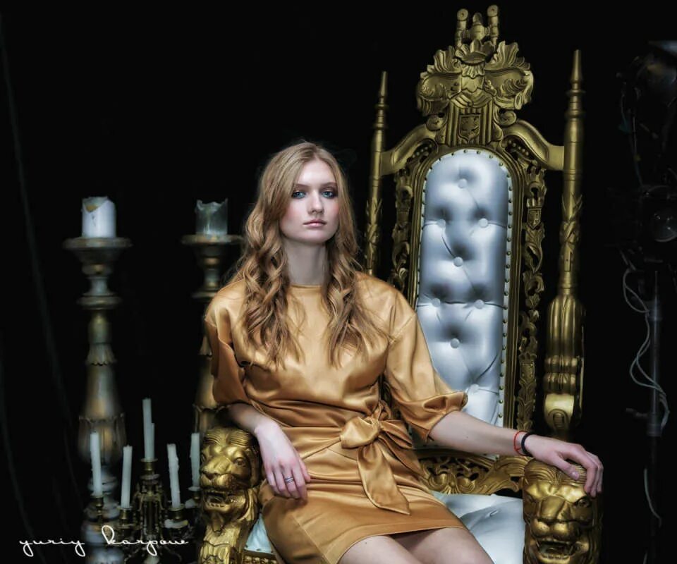 Девушка сидит на троне. Тейлор свифт в клипе look what you made me do. Лилит королева суккубов на троне. Девушка на троне. Женщина сидит.