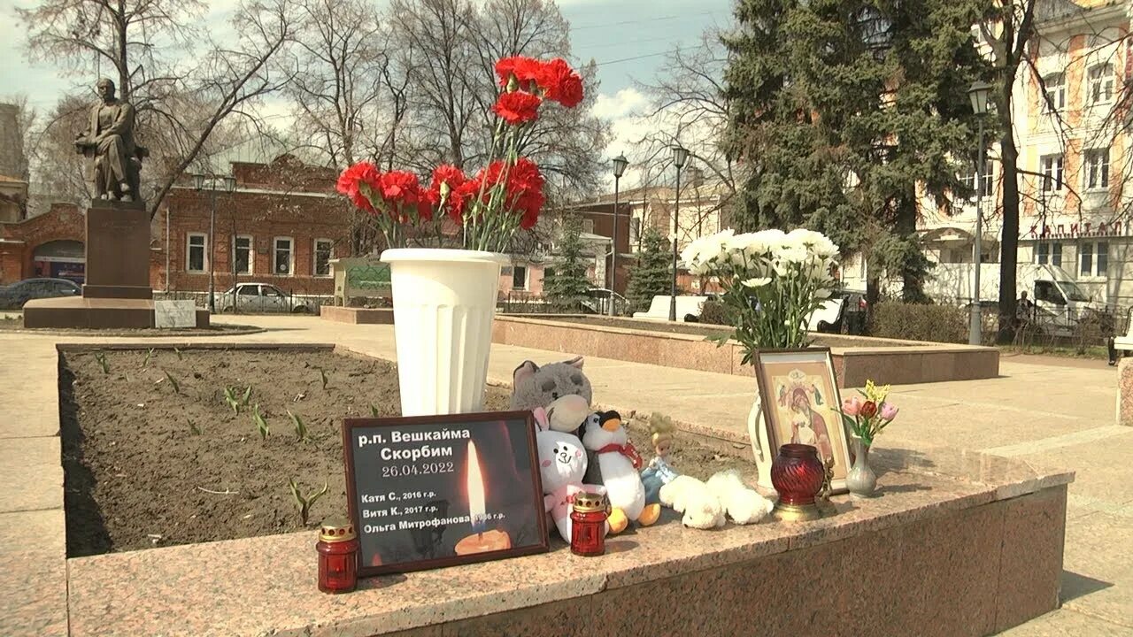 Вешкайма Ульяновск стрельба. Трагедия в Вешкайме Ульяновской. Вешкайма трагедия в садике. Стихийный мемориал. Стихийный мемориал в память о жертвах