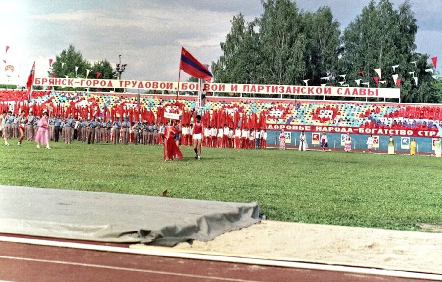 Стадион десна. Стадион Десна Брянск. Стадион Десна Бежица. Стадион Десна Брянск Бежица. Стадион Десна Брянск Кромская.