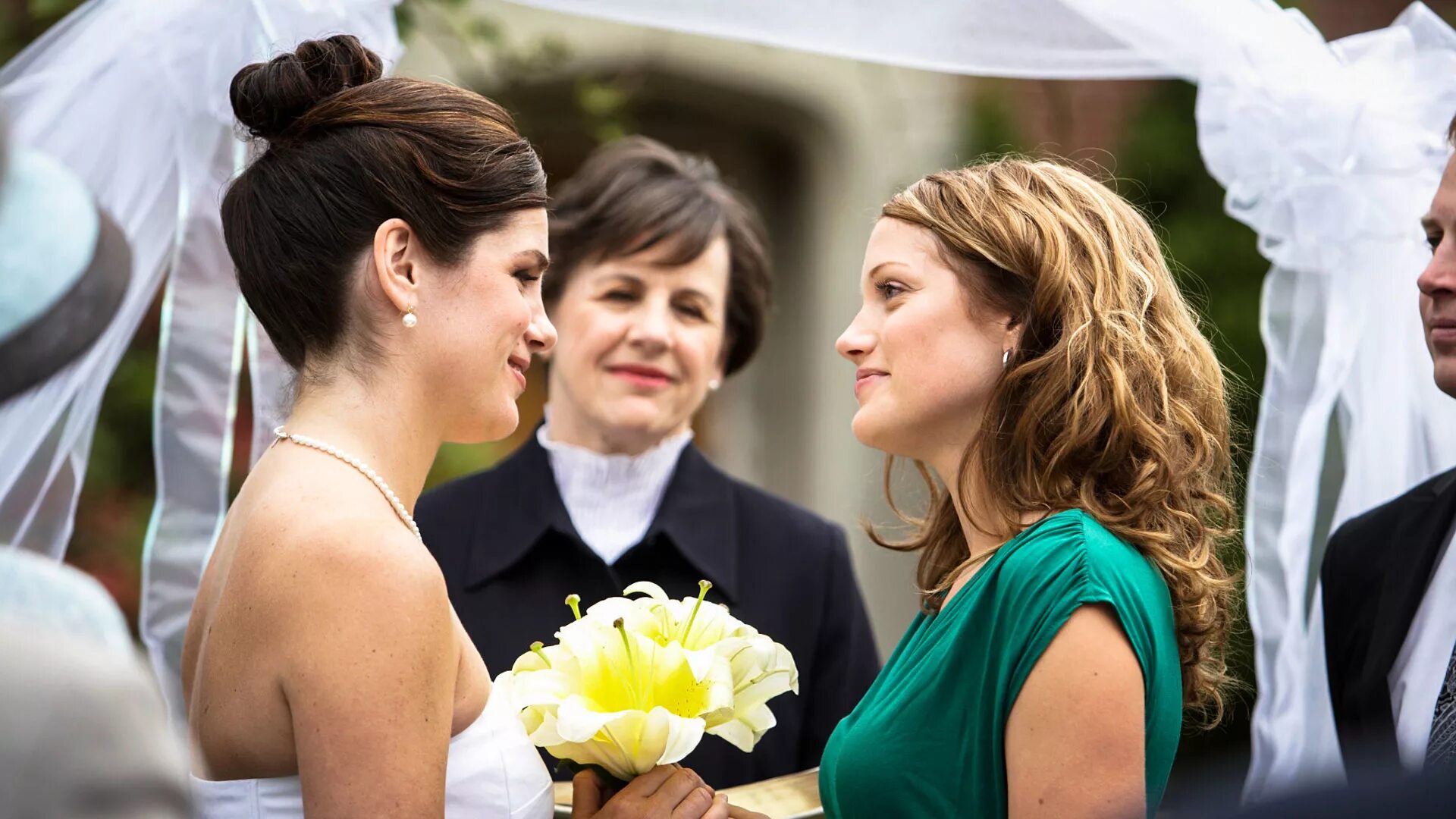 Мужчина в церкви. Девушка выходит ща муж. Женщины без брака. Счастливые жених и невеста. Мужчина и женщина.