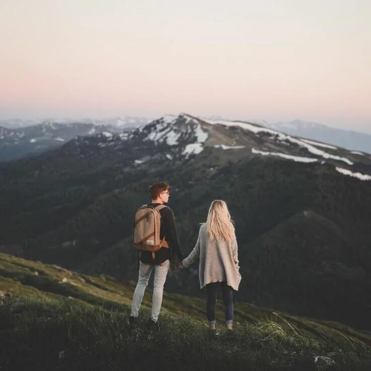 Adventures couples. Влюбленные в горах. Фотосессия в горах. Влюбленная пара в горах. Фотосессия пары в горах.