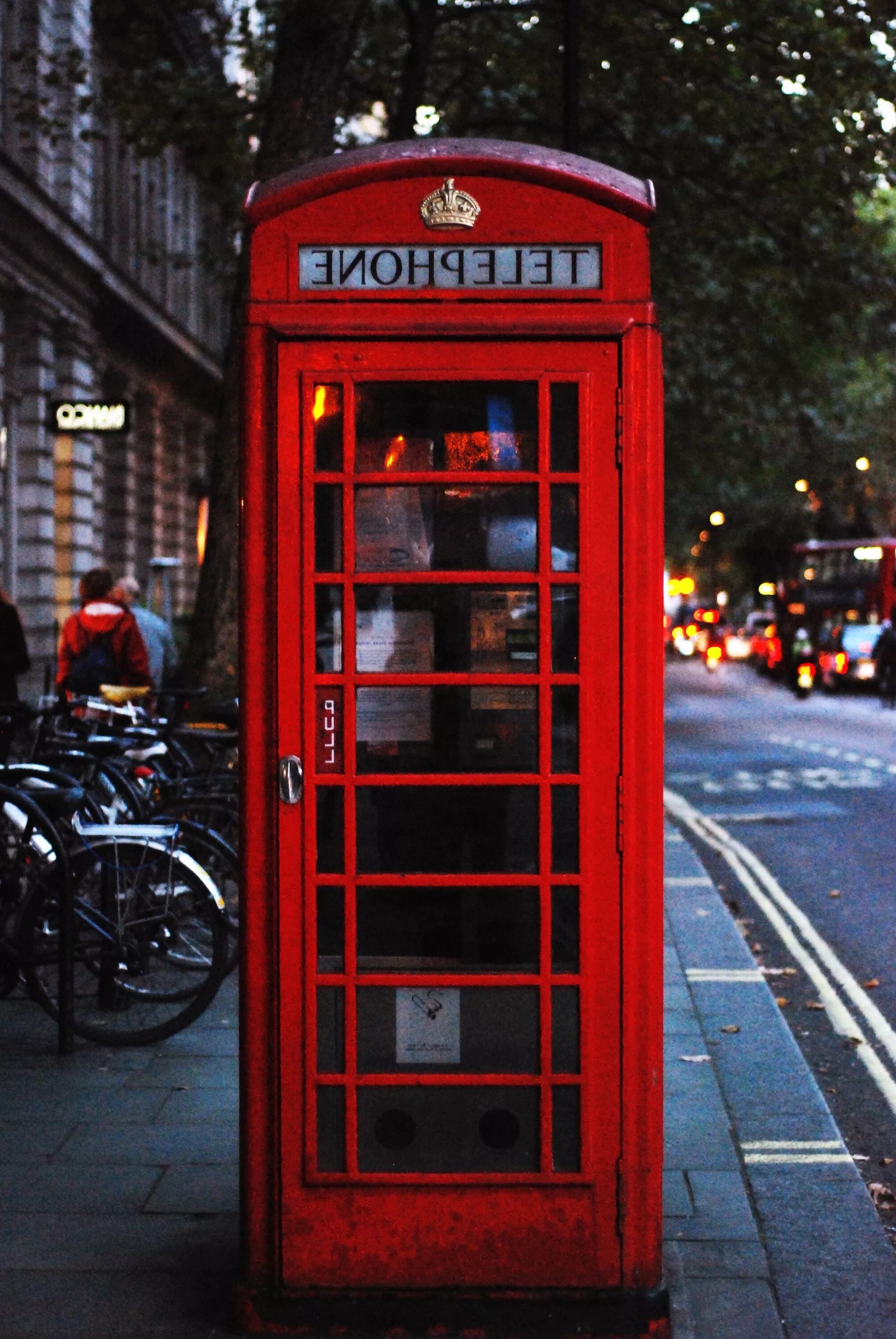 Фото на улице на телефон. Фото на улице на телефон. Улочки нью йорка. Таксофон лондон красный лондон. Елисейские поля в париже.