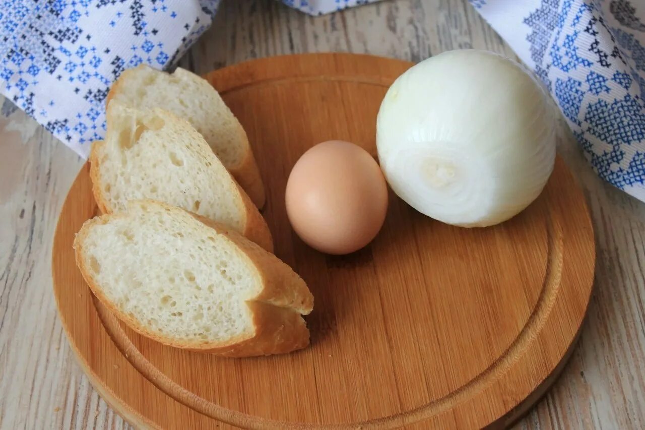 Что можно приготовить яйца лук. Яйца с луком. Батон с яйцом. Яйцо мука и луковица.