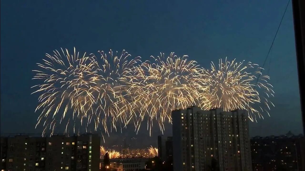 Салют центр сегодня. Салют нагатинский затон. праздник фейерверков марьино. салют в щукино. салют на нагатинской пойме.