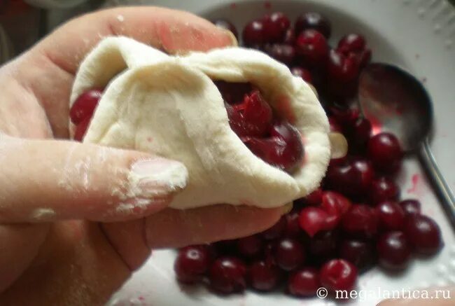 Способы лепки вареников с вишней. Вареники с вишней. Домашние вареники с вишней. Полтавские вареники. Вареники с вишней рецепт пошагово.