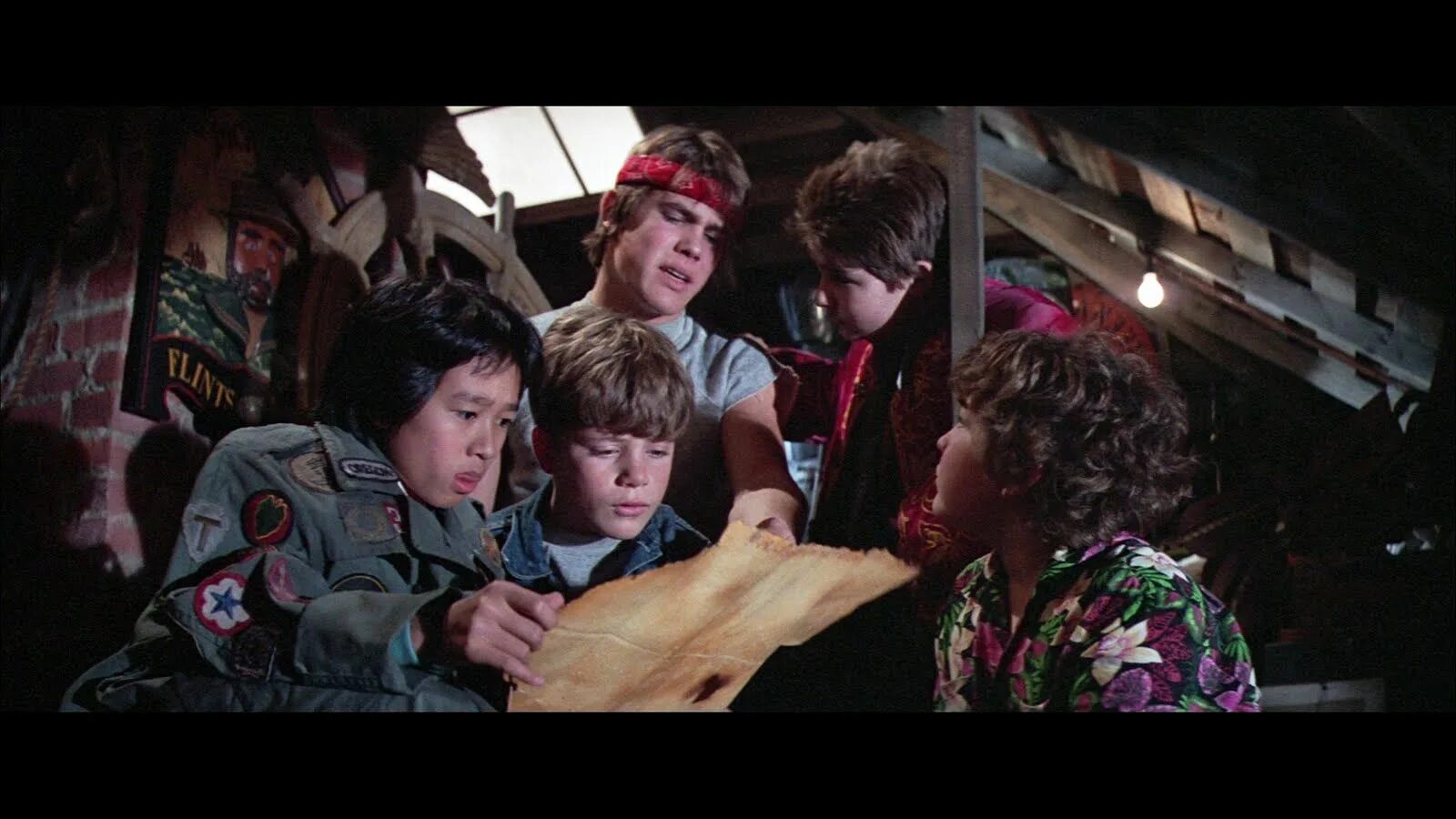The goonies. The goonies 1985. Балбесы 1985 постер. The goonies. Шон эстин балбесы.