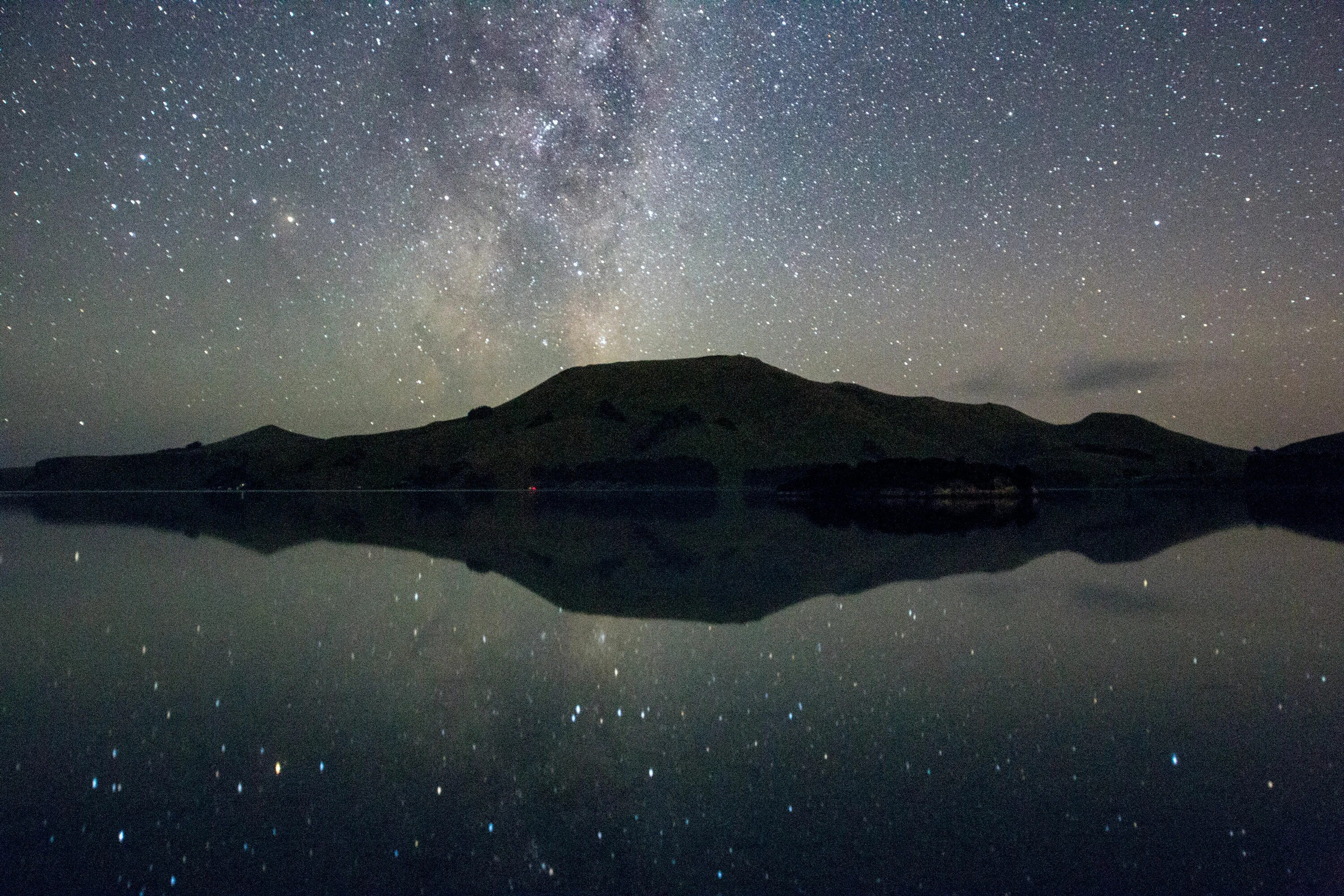 Новая зеландия звезды. Ночное небо новая Зеландия. Новая Зеландия ночью. Камень похожий на ночное небо.