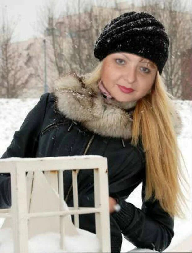 Russian women перевод. Цитаты про рашен герл. Woman women перевод. Вумен форум. Девушки блондинки зимой.