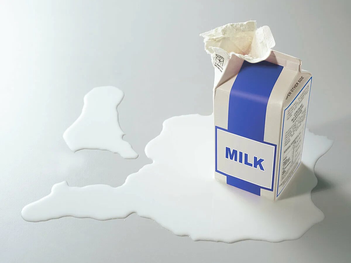Пакет молока. Поврежденная упаковка молока. Открытая пачка молока. Молоко в пакете.