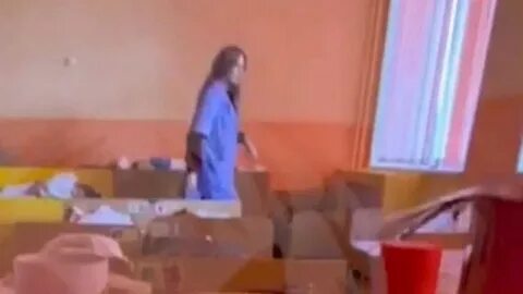 Застенчивый мальчик с очень горячий воспитательницей