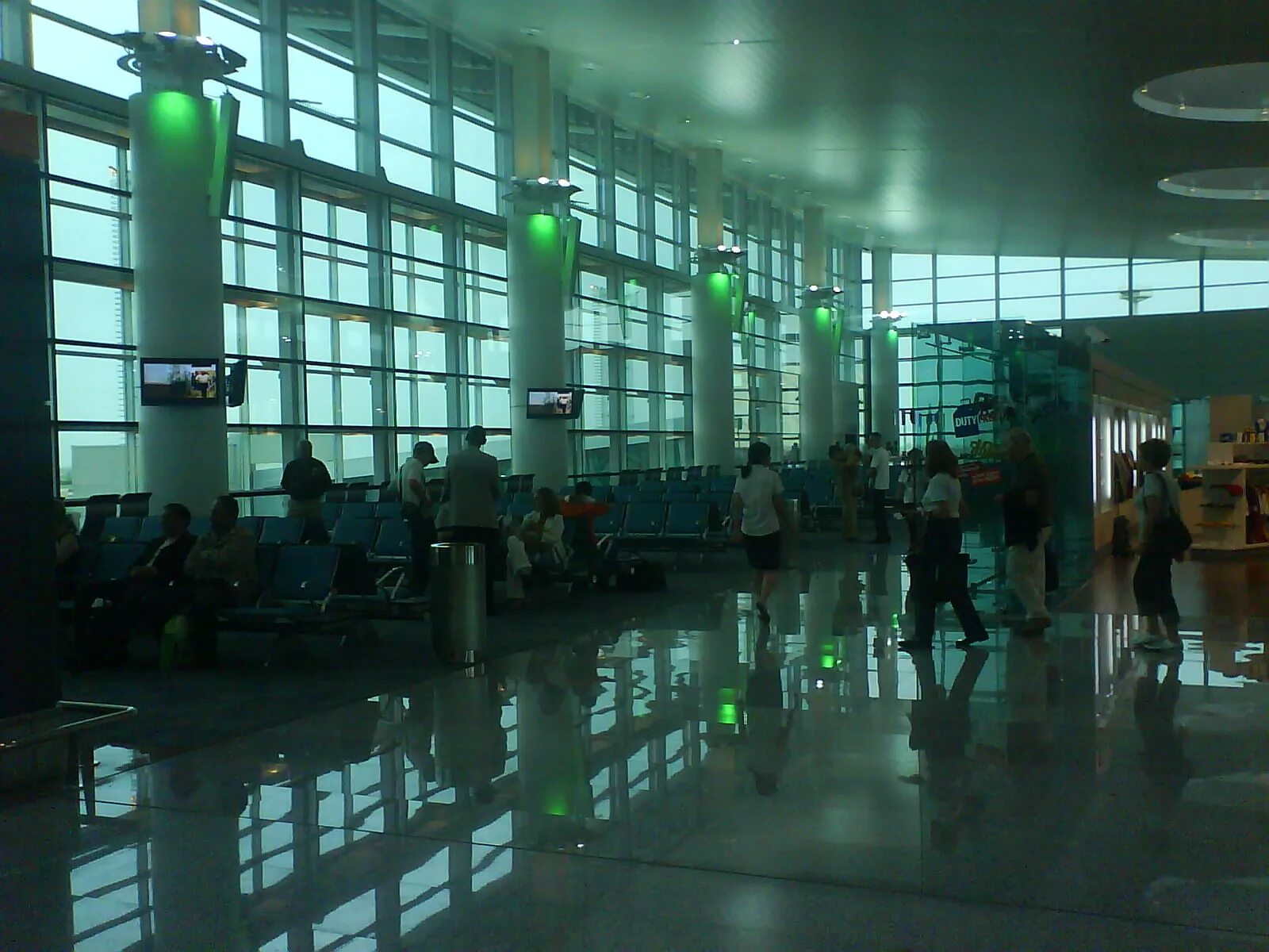 Прилет аэропорт звартноц сегодня. Аэропорт Звартноц Ереван. Аэропорт Звартноц Ереван зал ожидания. Аэропорт Звартноц зал прилета. Зал вылета аэропорта Еревана Звартноц.