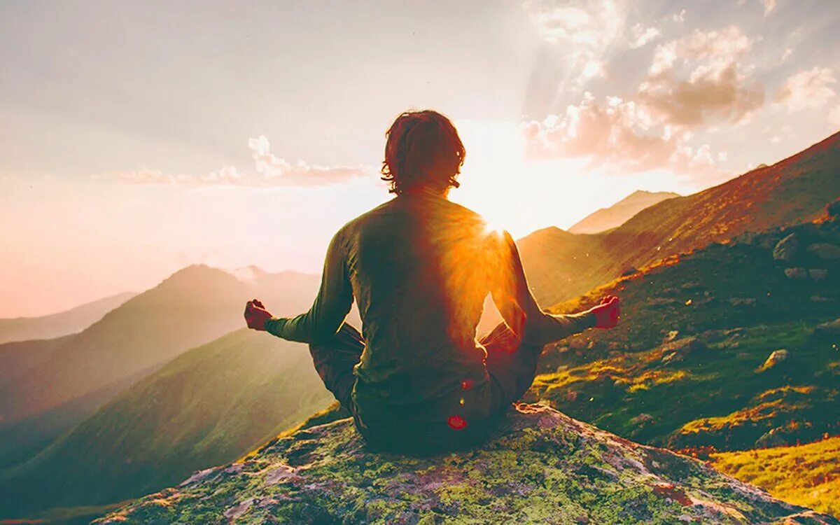 Счастливый человек свободный человек. Душевный мир человека. Девушка в полете. Равновесие добра и зла. Чаша весов добра и зла.