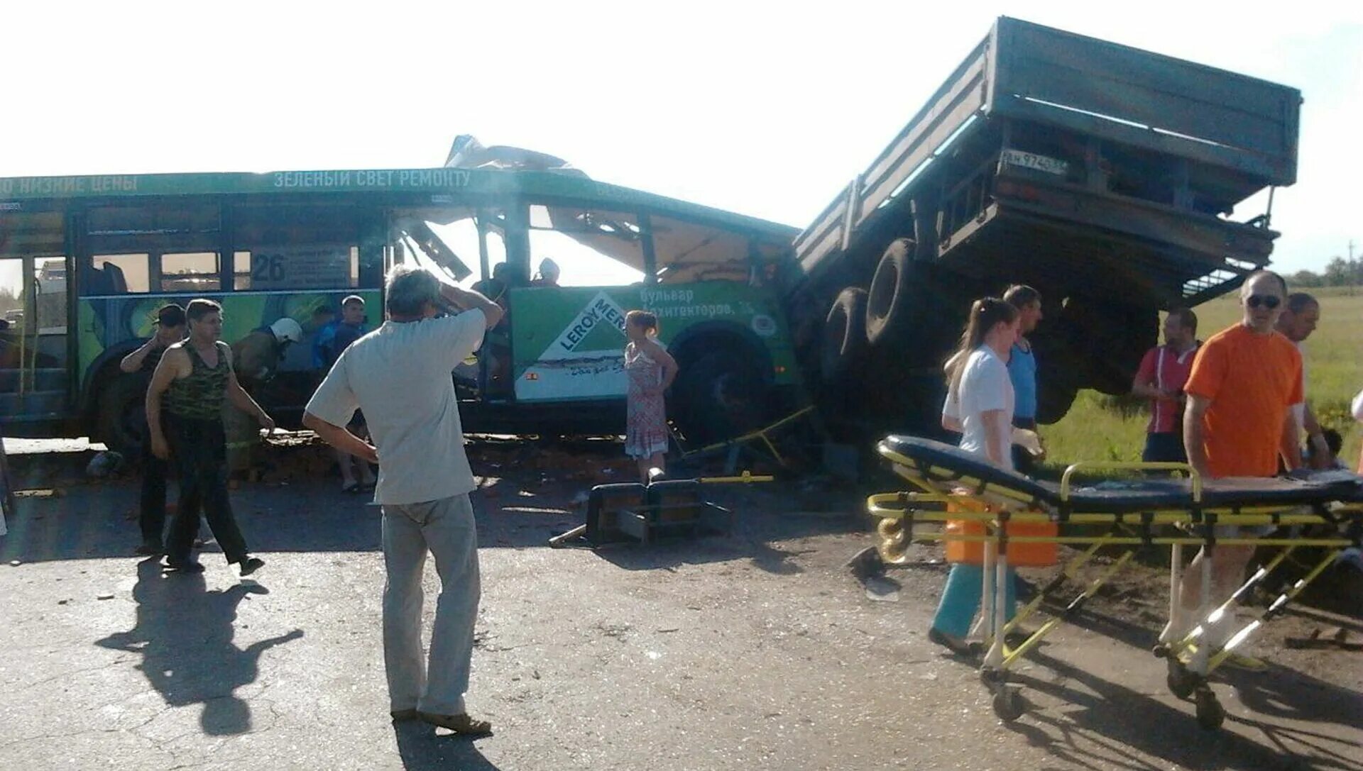 Список погибших в автобусе. ДТП В Омской области КАМАЗ И автобус. Авария на Сыропятском тракте автобус и КАМАЗ. Столкновение автобуса и грузовика в Омске. Авария на птицефабрике с автобусом Омск.