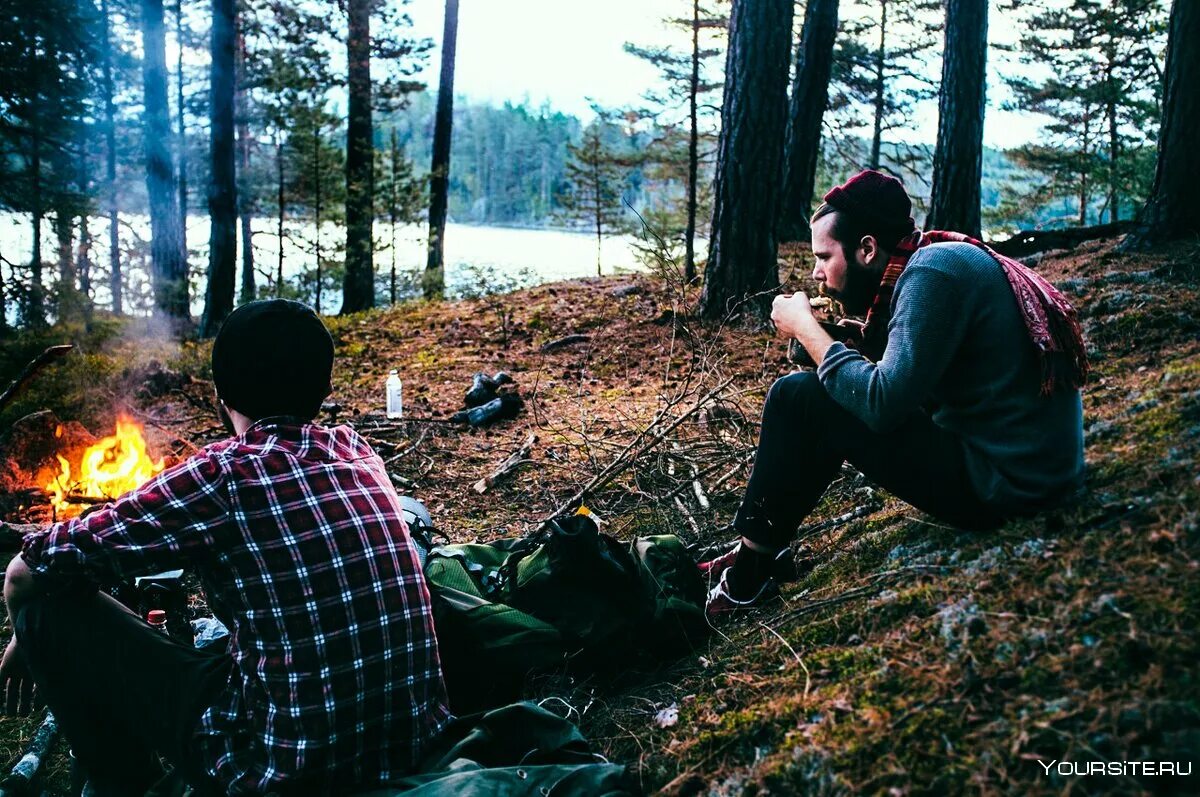 Парень в лесу. Человек в лесу Эстетика. Парень у костра. Люди у костра в лесу. В лес я приходил к рассвету