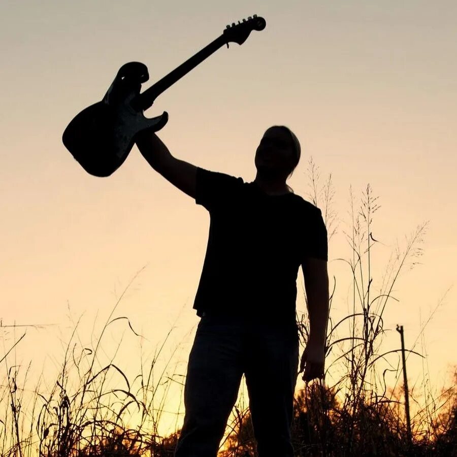 Эстас тонне гитара. Путник на гитаре. Путник на гитаре. Гитарист на горе. Человек с гитарой за спиной.