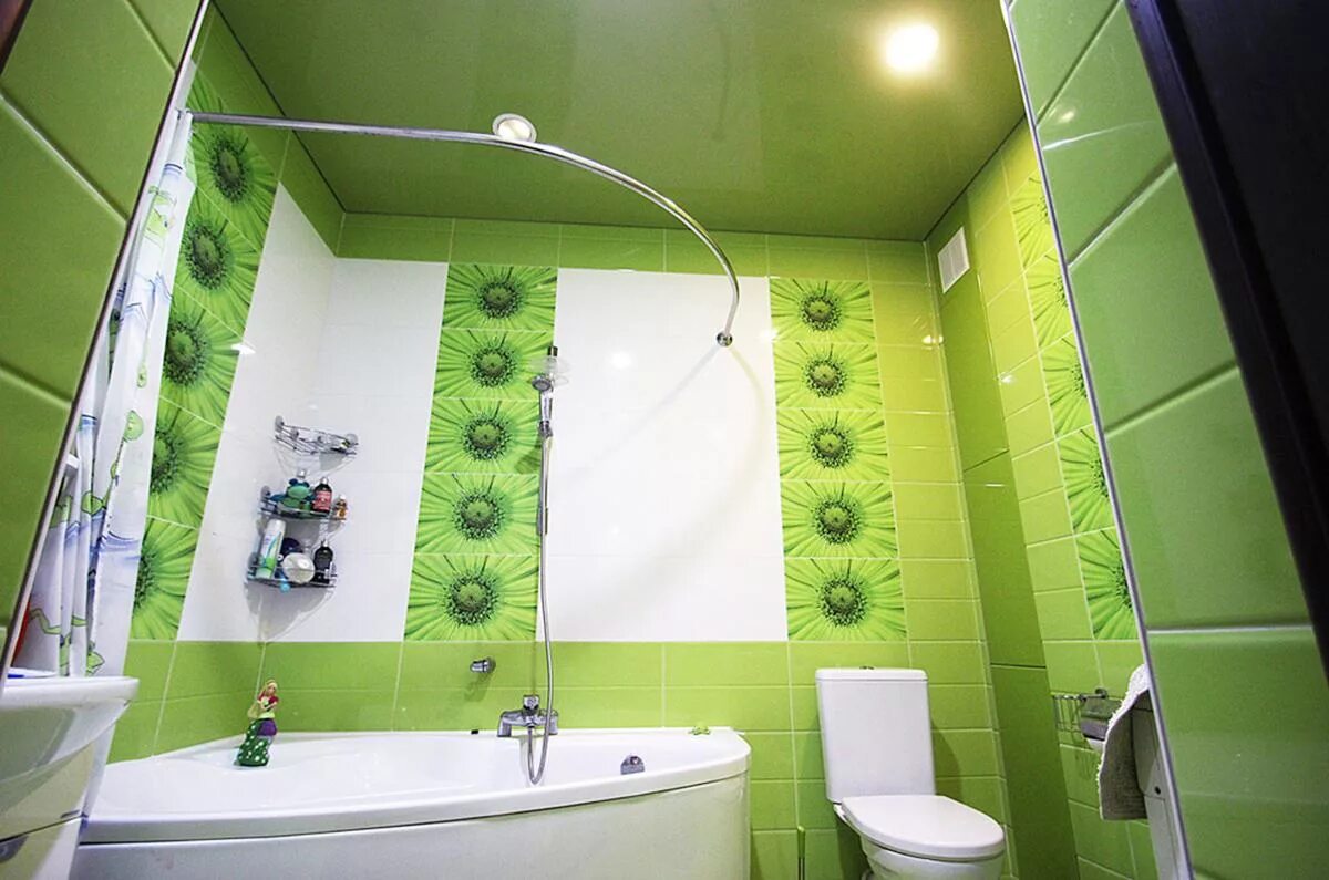 Зеленая ванна купить. Ванная в зеленом цвете. Светло зеленая ванная комната. Салатовый натяжной потолок в ванной. Салатовая ванна.