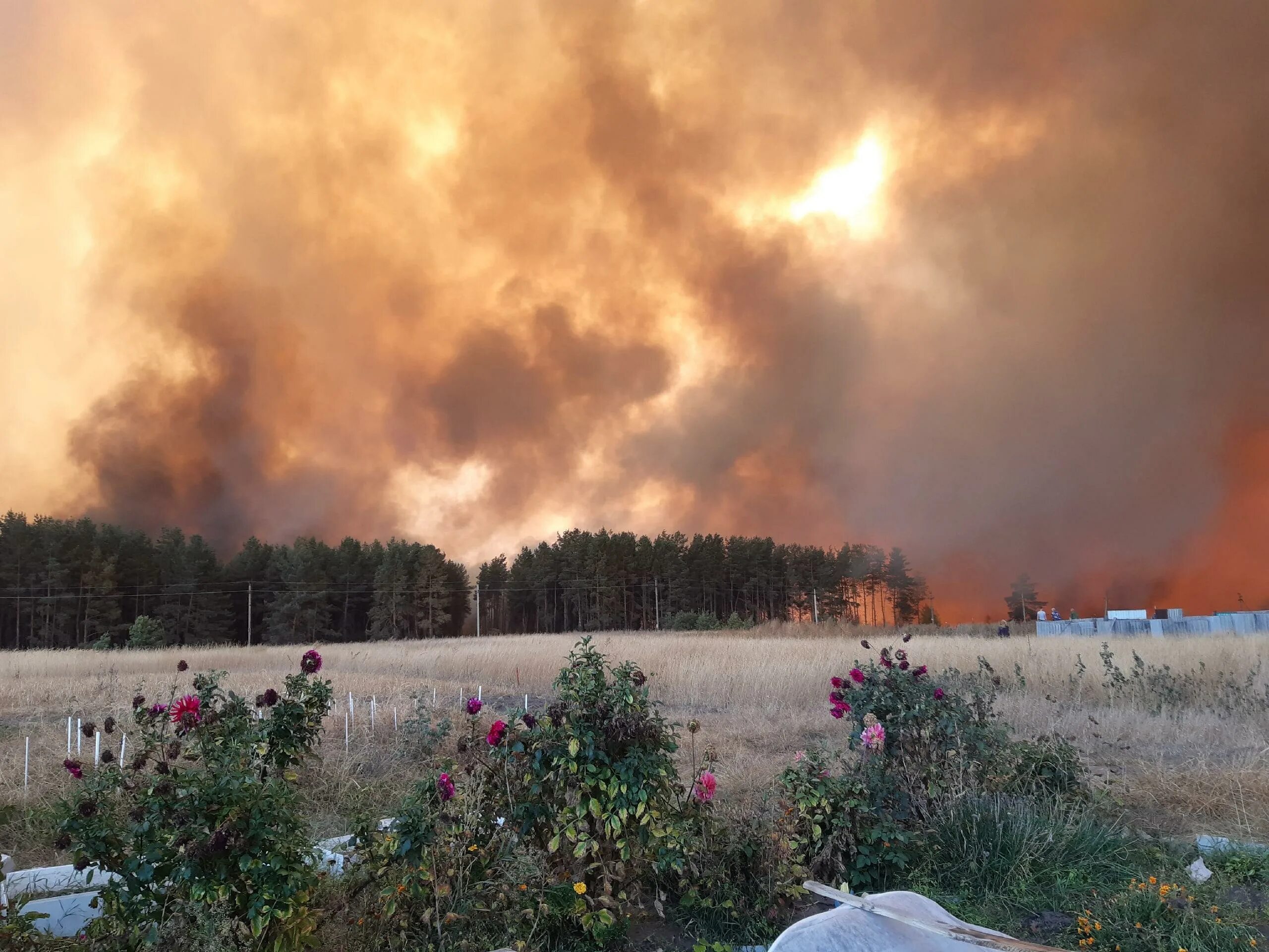 Где нибудь есть пожар. Взрыв здания. Сгоревший дом. Где нибудь есть пожар. Эпичный пожар.