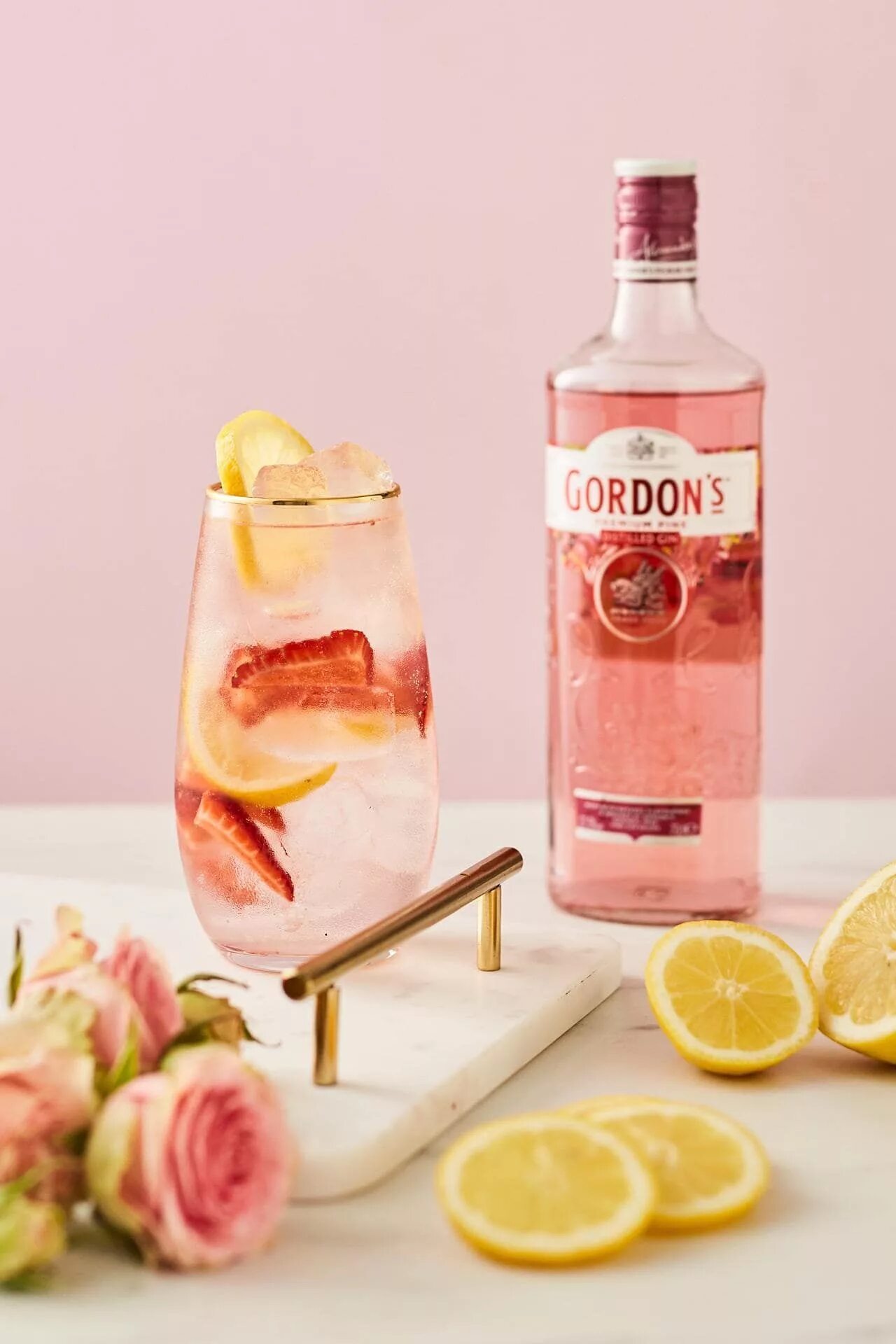 Gin tonic cocktail. Джин вайолет коктейль. Пинк тоник коктейль. Gin tonic коктейль. Огуречный джин тоник.