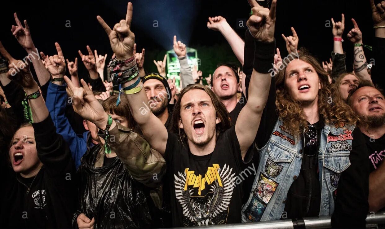 Рок металл концерты. Хеви Металлисты субкультура. Металлисты субкультура хеви метал. Металлисты фанаты. Фанаты на рок концерте.
