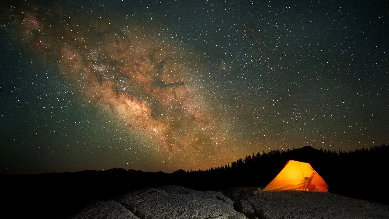 Night discover. Звездное небо в горах. Горы ночью. Звездное небо и палатка. Ночное небо палатка.