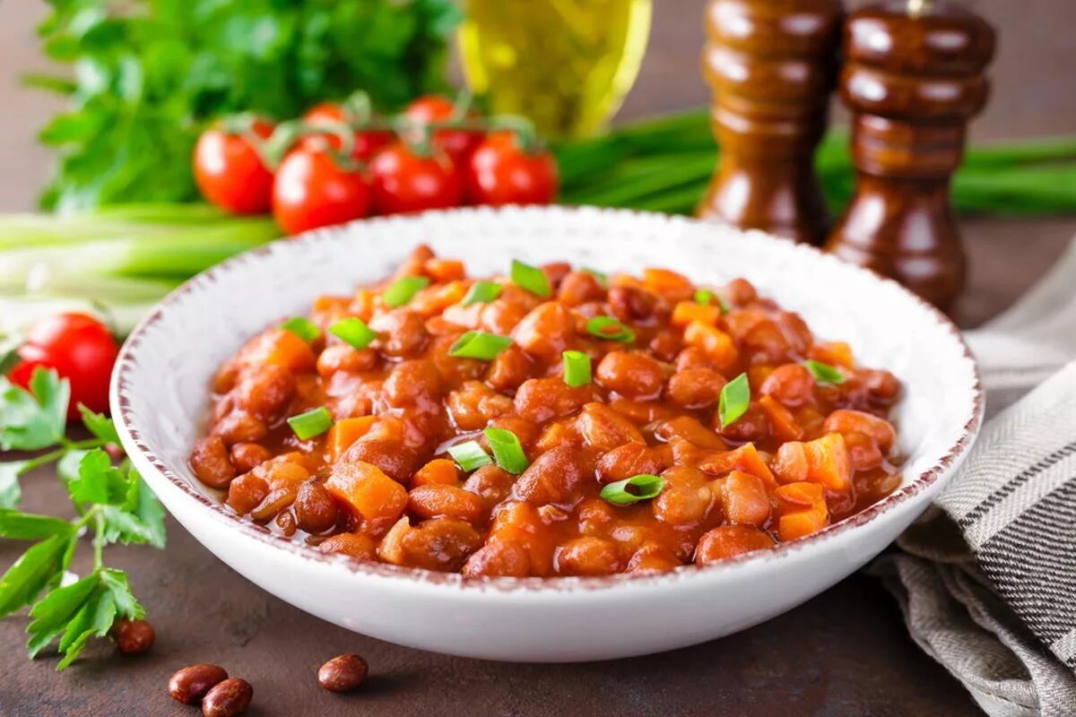 Фасоль с луком и помидорами. Фасоль по фракийски. фасоль с овощами в томатном соусе. блюдо с фасолью в томатном соусе. тушеная фасоль с томатом и морковью.