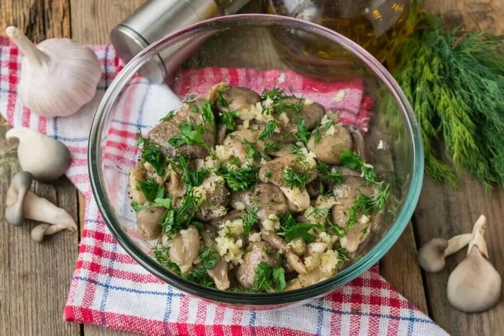 Рецепт маринованной вешенки быстро и вкусно. Блюда из вешенок. Блюда из грибов вешенки. Вёшенки в чесночном маринаде. Вешенки с чесноком.