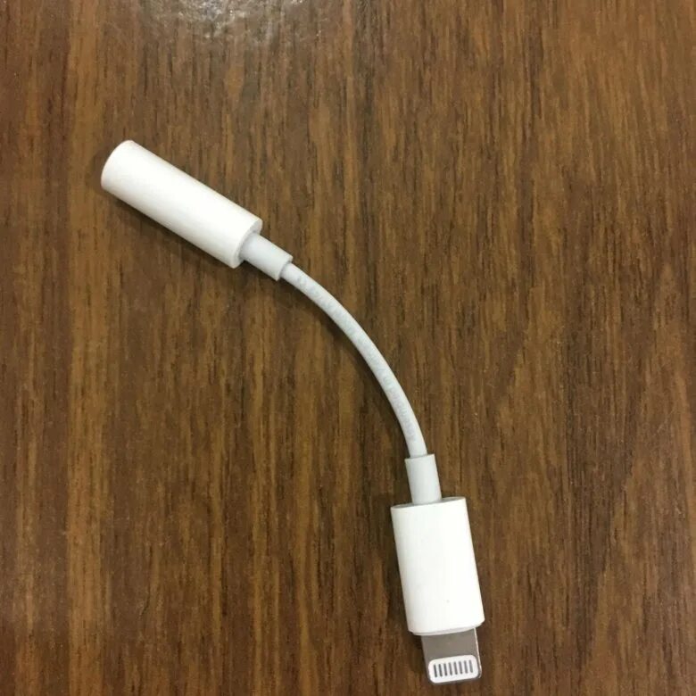 Переходник для наушников Apple Lightning to 3.5 mm. Переходник с аукса на Лайтнинг. Переходник аукс на айфон оригинал. Переходник с iphone на аукс. Переходник для проводных наушников