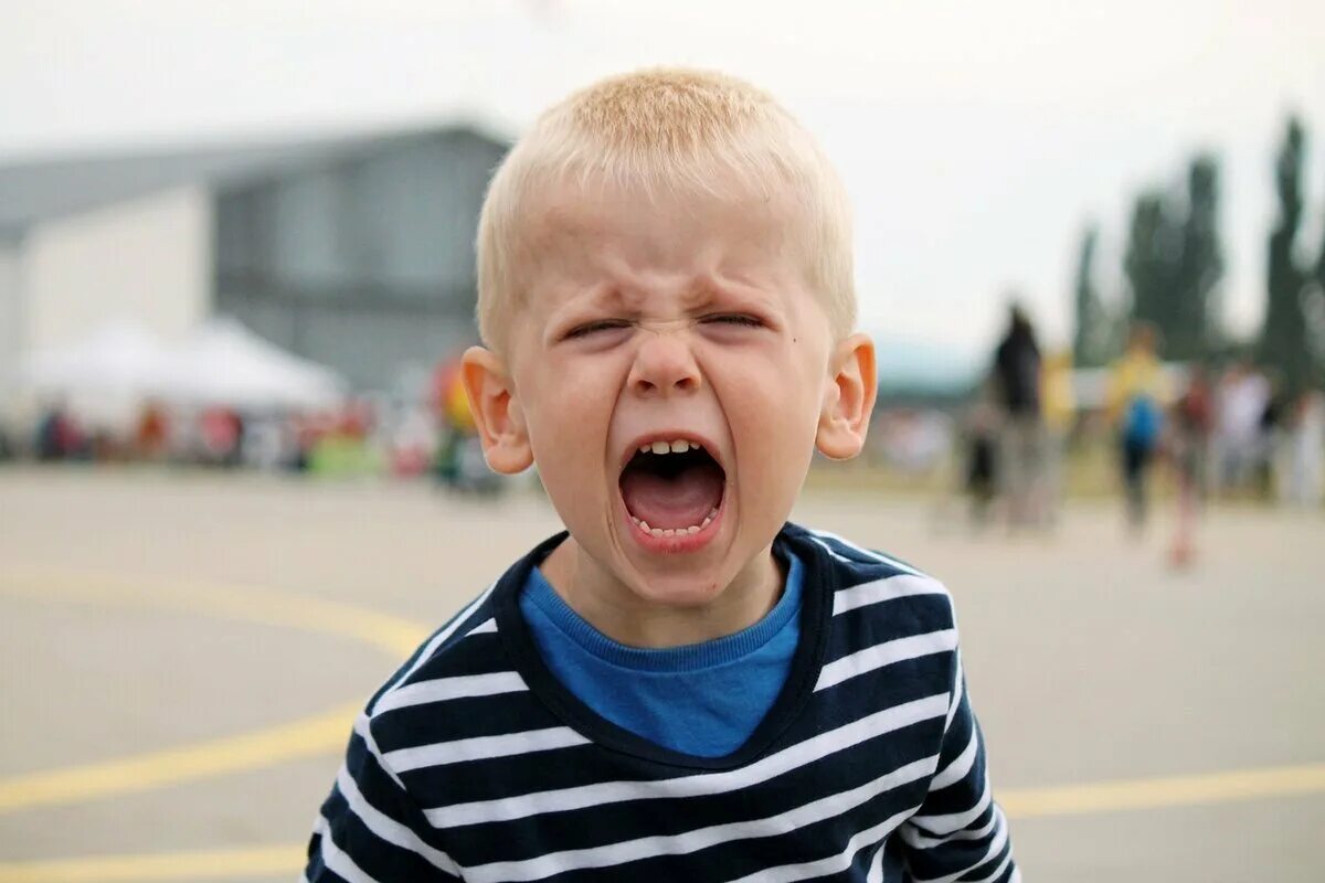 Ребенок плачет когда выходишь. Кричащий ребенок. Эмоции для детей. Злость дети.