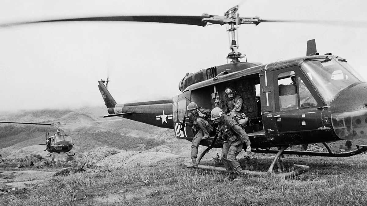 Uh 1 вьетнам. Хьюи вертолет вьетнам. uh-1 хьюи вьетнам. bell uh-1 iroquois вьетнам.